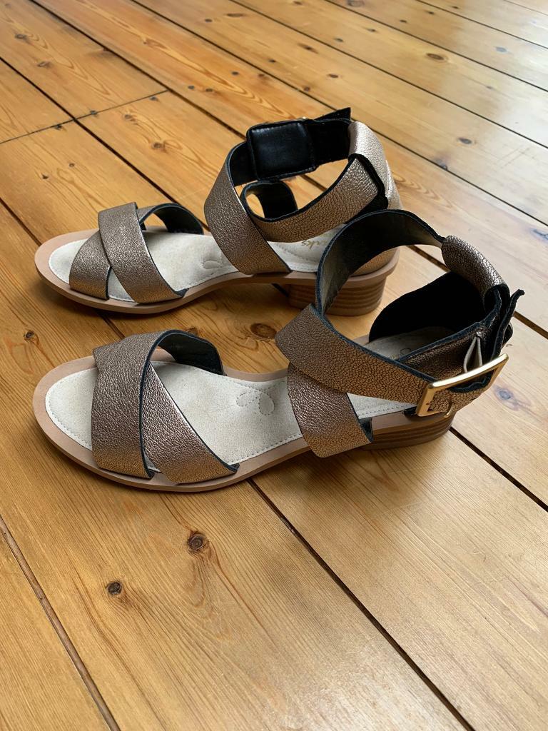 clarks sandals size 4.5